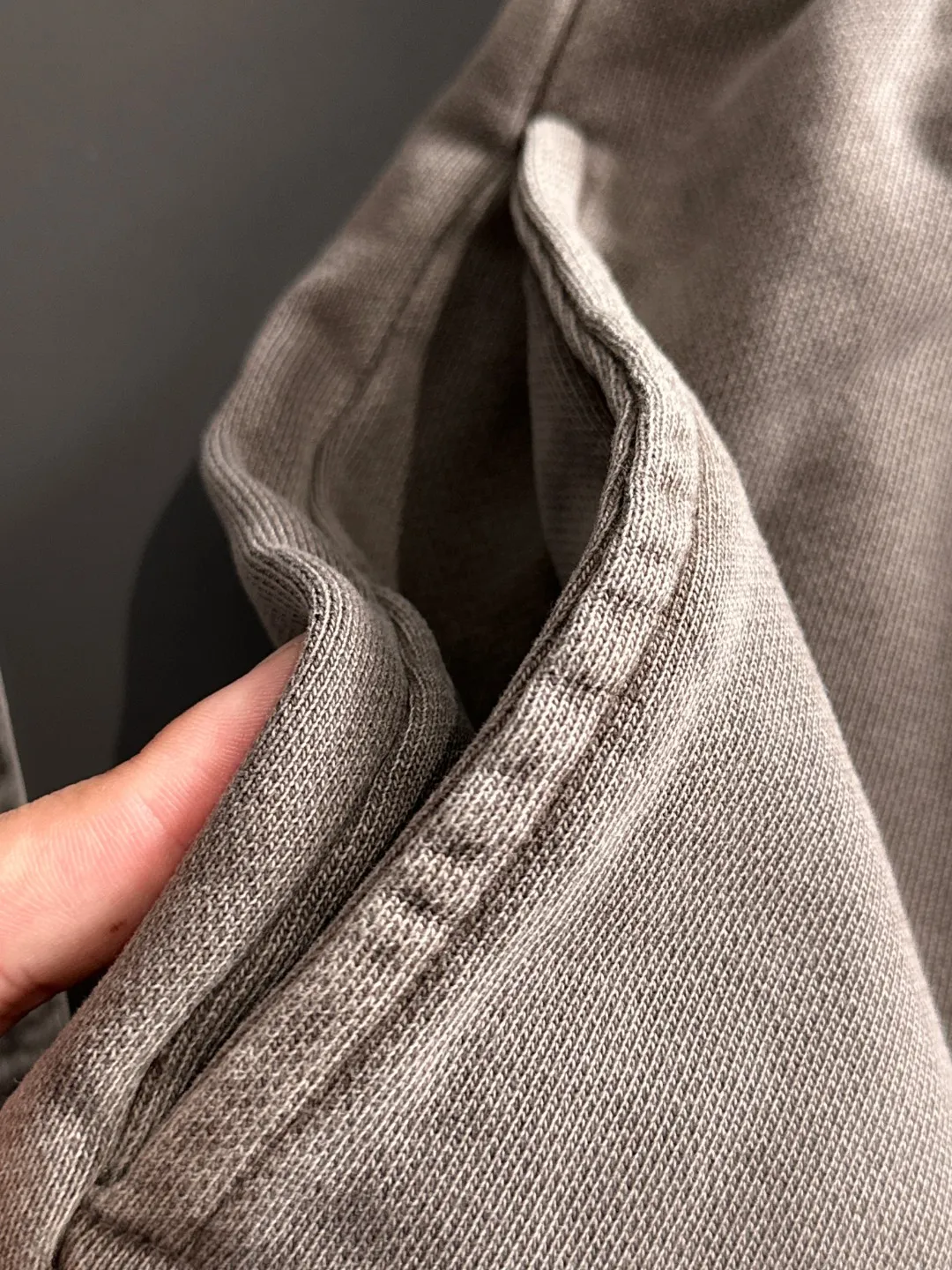 Next day shipment P360 Stone lsland/Stone Island Exclusively launches 25ss autumn and winter new high-quality trousers. Compare real-life details at will. Craftsmanship that ordinary small workshops cannot copy. Top-level ZP development. Unique imported fabric feel. Purely imported German machine production. Precision operation. Ten thousand needle density. A pair of trousers with rich details. You can see the development strength. A full set of new accessories are customized simultaneously. Simple yet elegant. Soft, delicate and comfortable. The upper body is versatile and fashionable. A perfect choice for autumn and winter. A must-have item. Loose fit. Please refer to the size chart when placing an order: S to XXL (or state your height and weight when placing an order)